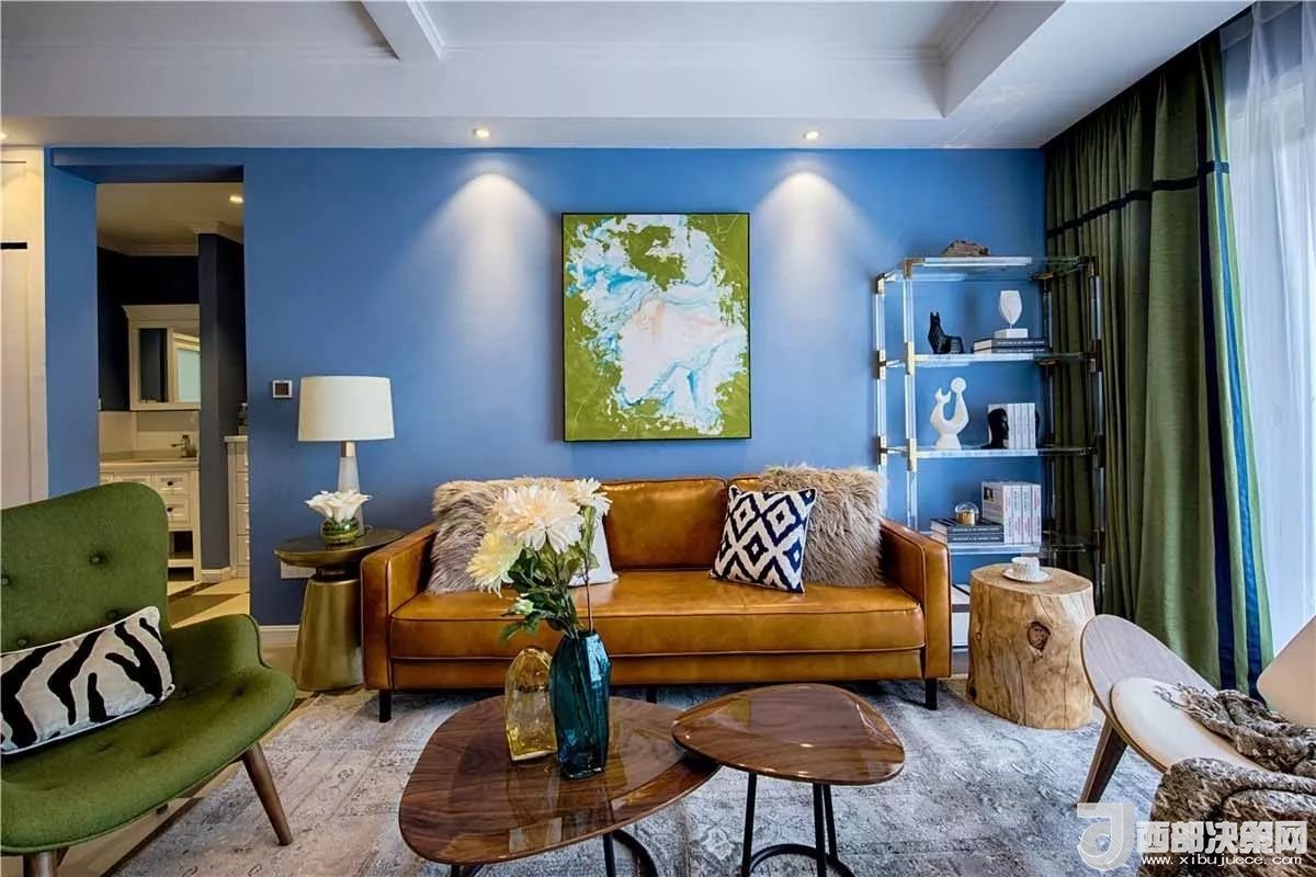 沙發(fā)背景墻選對裝飾畫，才能美了整個(gè)客廳空間！