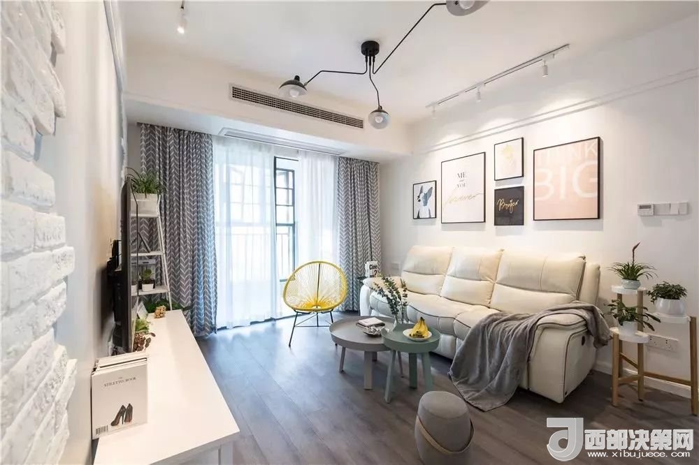 沙發(fā)背景墻選對裝飾畫，才能美了整個(gè)客廳空間！