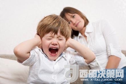 這時(shí)孩子可能會(huì)一直哭，甚至觀察父母的反應(yīng)。父母這時(shí)候可以讓他哭，哭累了自然就會(huì)停下，要讓孩子明白“鬧起來(lái)沒道理我不會(huì)心疼你”。