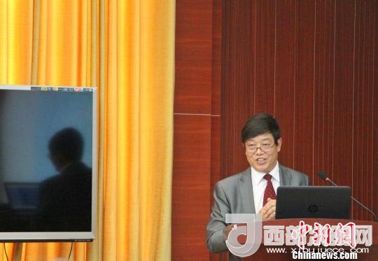 圖為中南大學教授歐陽友權在現(xiàn)場作了題為“我國文化產(chǎn)業(yè)發(fā)展的三大拐點與高校的責任”報告?！≮w曉 攝