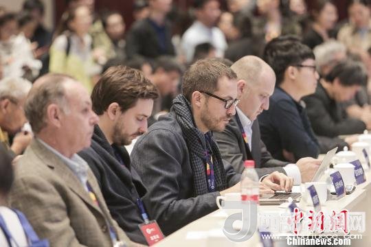 河北工業(yè)設(shè)計(jì)創(chuàng)新中心(以下簡(jiǎn)稱HIDC)啟動(dòng)儀式暨“設(shè)計(jì)促轉(zhuǎn)型·創(chuàng)新贏未來(lái)”國(guó)際工業(yè)設(shè)計(jì)工作坊26日在河北省省會(huì)石家莊市舉行。圖為與會(huì)各國(guó)設(shè)計(jì)師?！⌒ば?攝