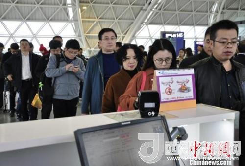 圖為旅客等待進(jìn)入客艙?！慰∶?攝