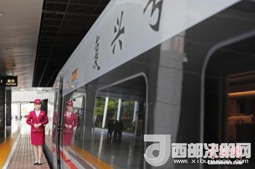 資料圖：4月10日，列車員在“復興號”列車旁迎接旅客的到來。 <a target='_blank'  data-cke-saved- >中新社</a>記者 殷立勤 攝