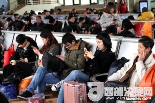 資料圖：移動(dòng)互聯(lián)網(wǎng)時(shí)代，旅客都拿著手機(jī)打發(fā)時(shí)間。<a target='_blank' >中新社</a>記者 王中舉 攝