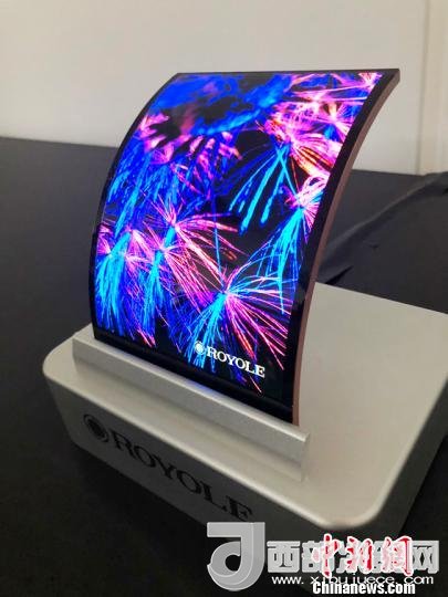 柔宇科技全柔性顯示屏在固定曲面上的應(yīng)用?！∪嵊羁萍脊﹫D 攝