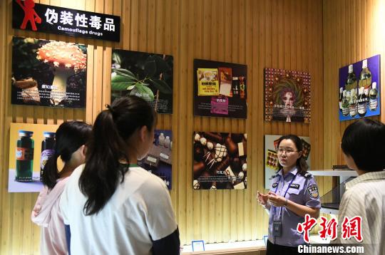 山西省司法行政戒毒系統(tǒng)積極面向社會(huì)開展禁毒警示教育?！　　⊥踅ㄜ?攝