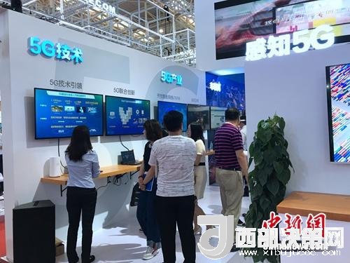 資料圖：普通消費者在參觀5G技術(shù)展示。<a target='_blank'  data-cke-saved-  >中新網(wǎng)</a> 吳濤 攝