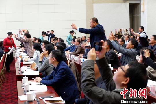 圖為與會(huì)嘉賓認(rèn)真聽取專家演講?！±铍h 攝