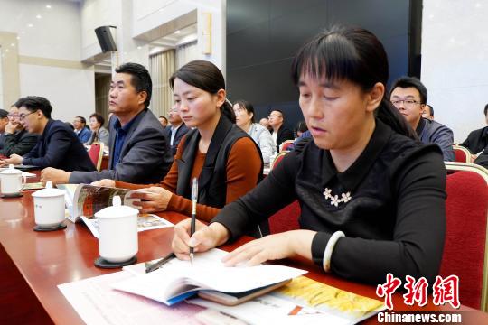 圖為與會(huì)嘉賓聆聽專家演講?！±铍h 攝