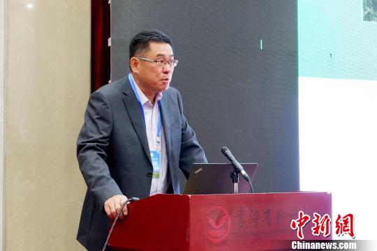 圖為青海省農(nóng)林科學(xué)院副院長、國家大麥青稞產(chǎn)業(yè)技術(shù)體系崗位科學(xué)家遲德釗正在發(fā)言?！±铍h 攝