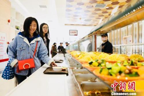 　資料圖：消費者在餐廳就餐。　樸峰 攝