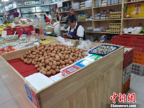 圖為菜市場里賣的雞蛋。 謝藝觀 攝