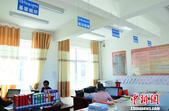 圖為塔秀村的便民服務(wù)大廳。　魯?shù)り?yáng) 攝