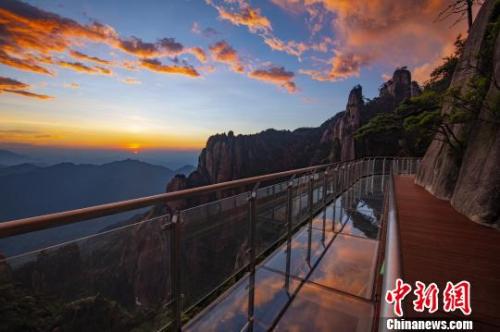  資料圖：霞光映照在三清山棧道玻璃上?！溆榔?攝