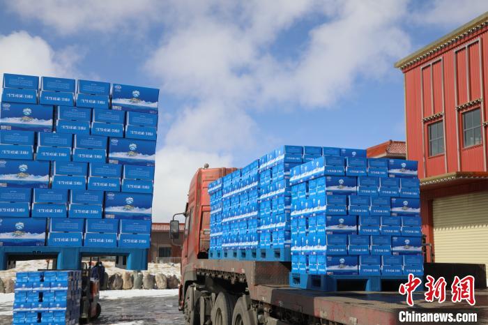 圖為當雄的冰川礦泉水裝車，即將發(fā)往湖北?！‘斝劭h 供圖 攝