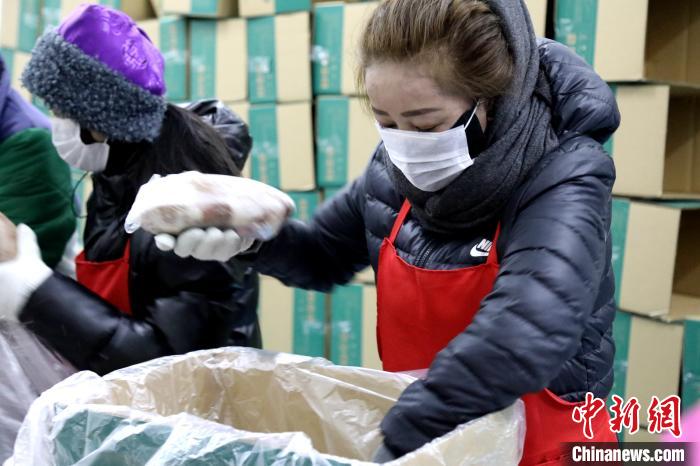 當雄縣民眾將牦牛肉裝箱?！‘斝劭h 供圖 攝