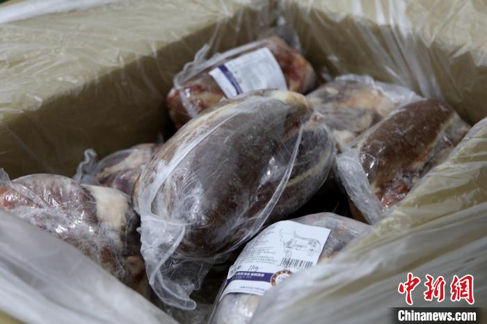 當雄縣援鄂物資中的牦牛肉，圖中的為腱子肉，是牦牛肉中的“極品”?！‘斝劭h 供圖 攝