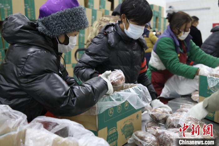 當雄縣民眾打包當?shù)氐奶禺a，“有身份證”牦牛肉。　當雄縣 供圖 攝