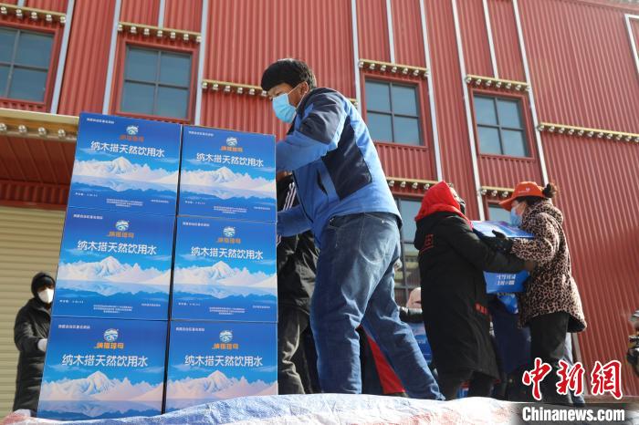 西藏當雄給湖北荊州送去冰川礦泉水、牦牛肉等物資
