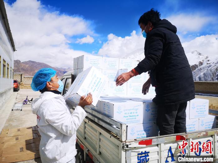 圖為工作人員搬運(yùn)物資。堆龍德慶區(qū)宣傳部供圖