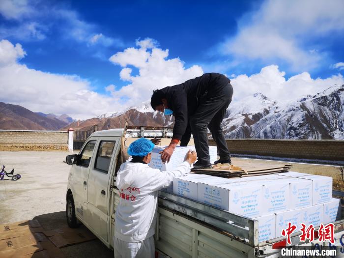 圖為工作人員搬運(yùn)物資。堆龍德慶區(qū)宣傳部供圖