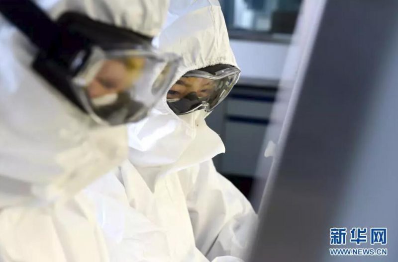 ▲資料圖片：負(fù)責(zé)新型冠狀病毒核酸檢測的工作人員，在實(shí)驗(yàn)室進(jìn)行樣本處理。（新華社發(fā) 周牧 攝）