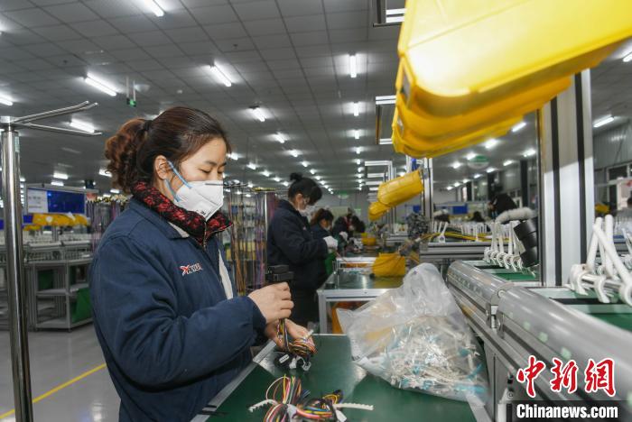 工人戴著口罩搶抓生產(chǎn)。　康建林 攝