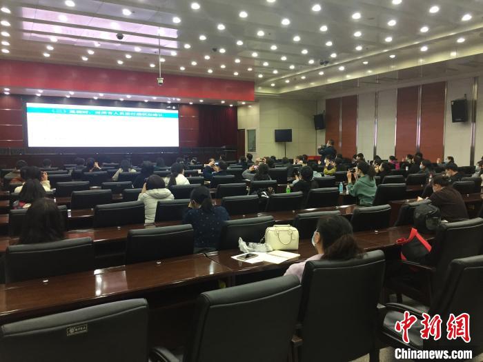 山西選派554名疫情防控指導(dǎo)員駐校指導(dǎo)高三年級(jí)開學(xué)疫情防控?！「呷鸱?攝