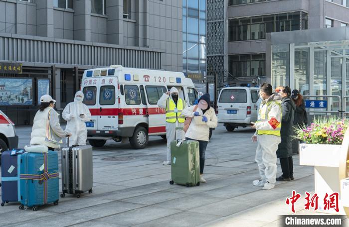 圖為呼和浩特車(chē)站“外防輸入”?！∠牧?攝