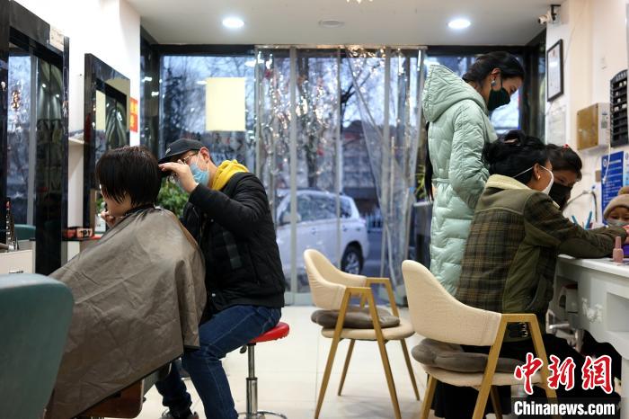 拉薩市民在一美發(fā)店理發(fā)、美甲?！〗w波 攝