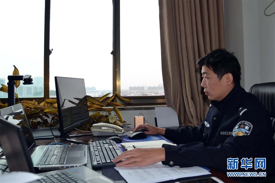 （習(xí)近平致敬的戰(zhàn)“疫”英雄·公安干警篇·圖文互動）（8）他們，抗疫一線鑄警魂