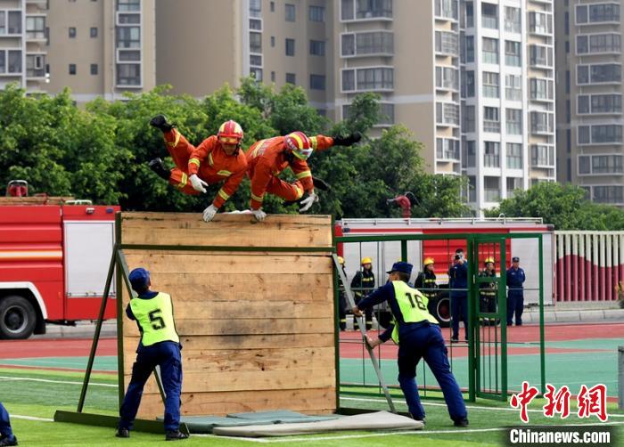 新消防員進(jìn)行消防障礙接力操展示。　劉忠俊 攝
