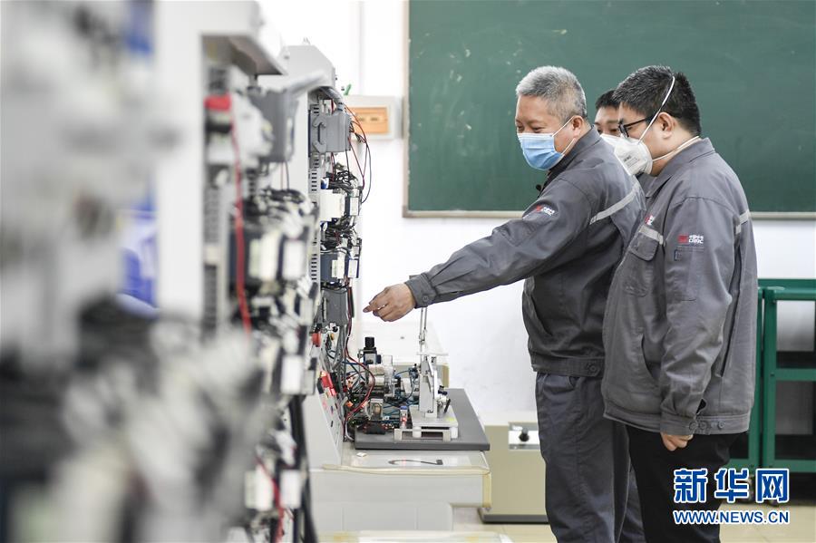 （在習(xí)近平新時(shí)代中國(guó)特色社會(huì)主義思想指引下——新時(shí)代新作為新篇章·習(xí)近平總書記關(guān)切事·圖文互動(dòng)）（8）汗水的味道——記錄奮戰(zhàn)在復(fù)工復(fù)產(chǎn)一線的勞動(dòng)者