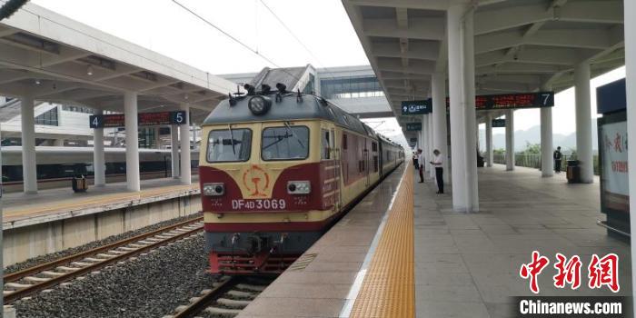 貴州省首條城際高速鐵路——安六鐵路開始聯(lián)調(diào)聯(lián)試。中國鐵路成都局集團公司供圖