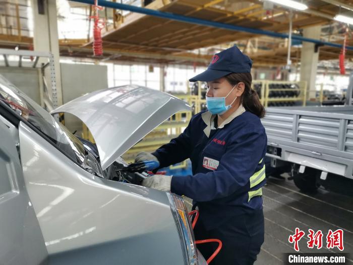 在滿足國(guó)外市場(chǎng)供應(yīng)的同時(shí)，成功汽車也緊盯國(guó)內(nèi)市場(chǎng)，拓渠道保銷量?！「唢w 攝