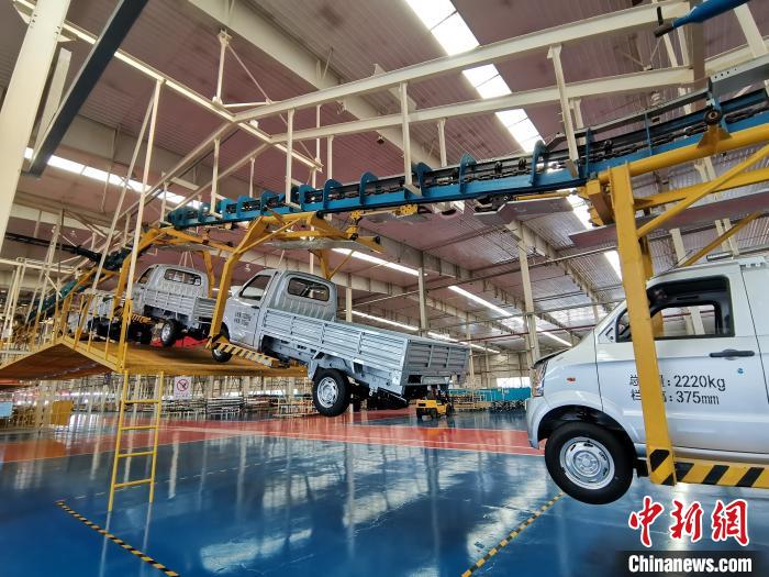 成功汽車是山西省重點(diǎn)轉(zhuǎn)型項(xiàng)目，擁有國(guó)內(nèi)先進(jìn)的零部件、發(fā)動(dòng)機(jī)整機(jī)自動(dòng)裝配和發(fā)動(dòng)機(jī)生產(chǎn)線、實(shí)驗(yàn)線，還有國(guó)際一流的工業(yè)機(jī)器人?！「唢w 攝