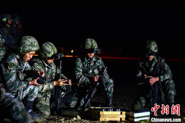 戰(zhàn)士正在補(bǔ)充彈藥?！∑呀?攝