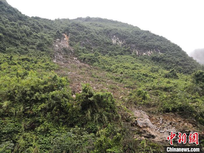 山體滑坡處?！↑S鵬 攝