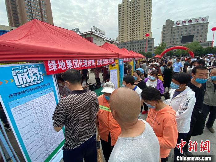 一些知名企業(yè)展臺(tái)前，投遞簡歷、咨詢就業(yè)的人絡(luò)繹不絕?！∏愊?攝