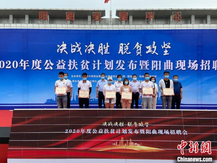 在現(xiàn)場，綠地集團(tuán)與困難就業(yè)群體就業(yè)代表簽署勞務(wù)合同，并為首批6名就業(yè)代表頒發(fā)上崗證書?！∏愊?攝