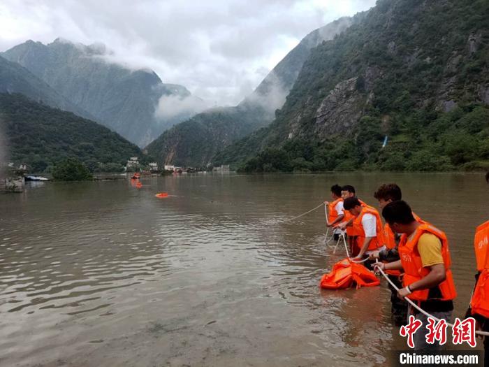 救援人員正在全力營(yíng)救被困群眾?！〉ぐ托峁?攝