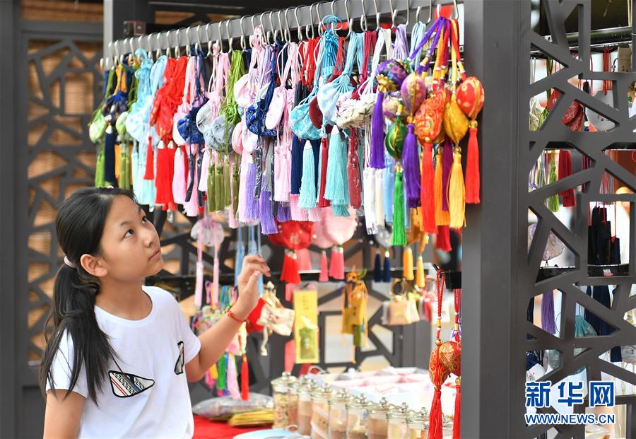 （新華全媒頭條·圖文互動）（4）線上線下消費升溫 文旅活動邁上“云端”——端午假期透視我國經(jīng)濟高質量發(fā)展新動力