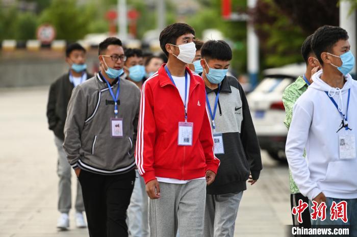 7月7日，考生在拉薩三高考點(diǎn)外有序排隊(duì)，等待進(jìn)入考場?！『闻罾?攝