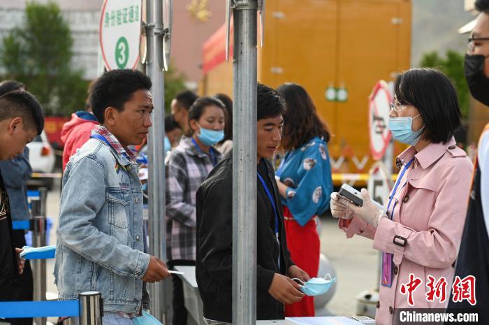 7月7日，考生在拉薩三高考點(diǎn)外進(jìn)行身份證件核驗(yàn)?！『闻罾?攝