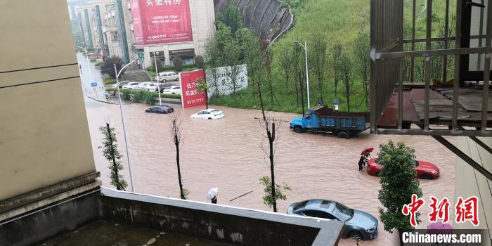 圖為重慶萬州城區(qū)積水嚴(yán)重。　重慶萬州區(qū)委宣傳部供圖 攝