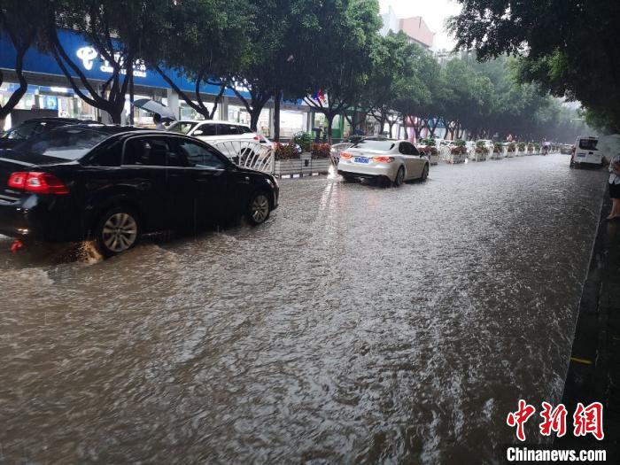 圖為重慶萬州城區(qū)積水嚴(yán)重。　重慶萬州區(qū)委宣傳部供圖 攝