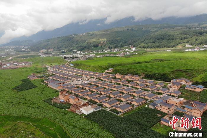 甲甲溝村新建農(nóng)房掩映在農(nóng)作之間。　張浪 攝