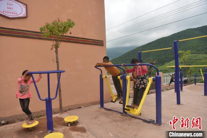 甲甲溝村里玩耍的孩子?！埨?攝