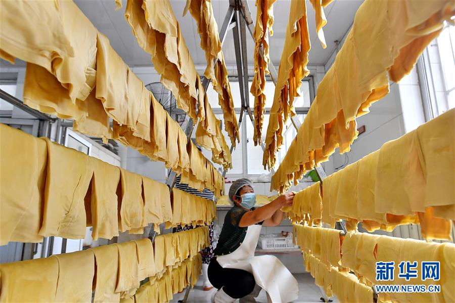 （新華全媒頭條·走向我們的小康生活·圖文互動(dòng)）（10）長(zhǎng)城腳下，小康村串成“珍珠鏈”