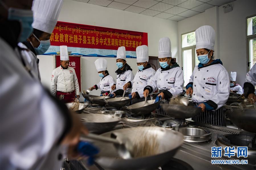 （新華全媒頭條·走向我們的小康生活·圖文互動(dòng)）（2）扎西德勒，我們的新家園——西藏易地扶貧搬遷搬出幸福美好新生活